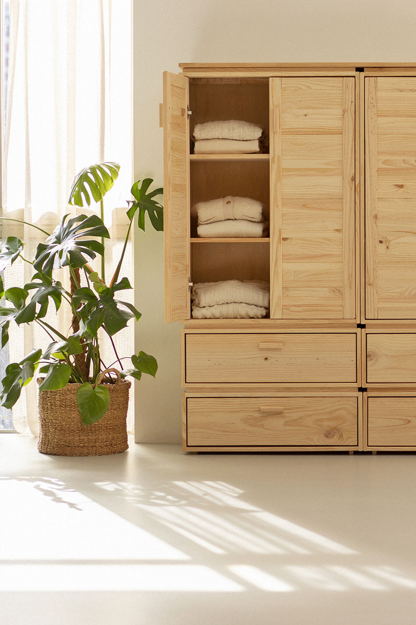 Imagen de ambiente 6 para:Armario doble con cajones de almacenaje en madera maciza